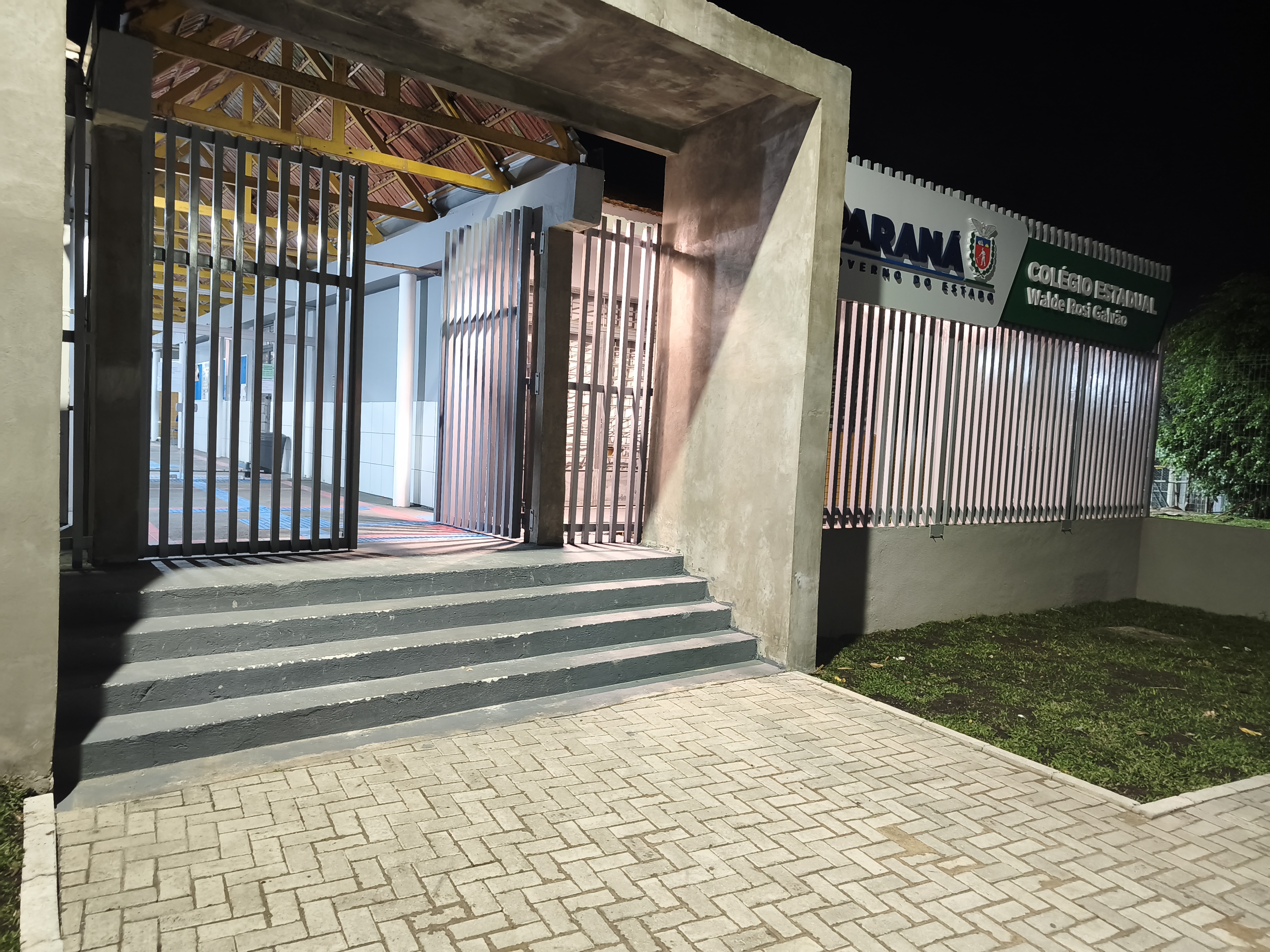 Nova escadaria sem rampa acessível